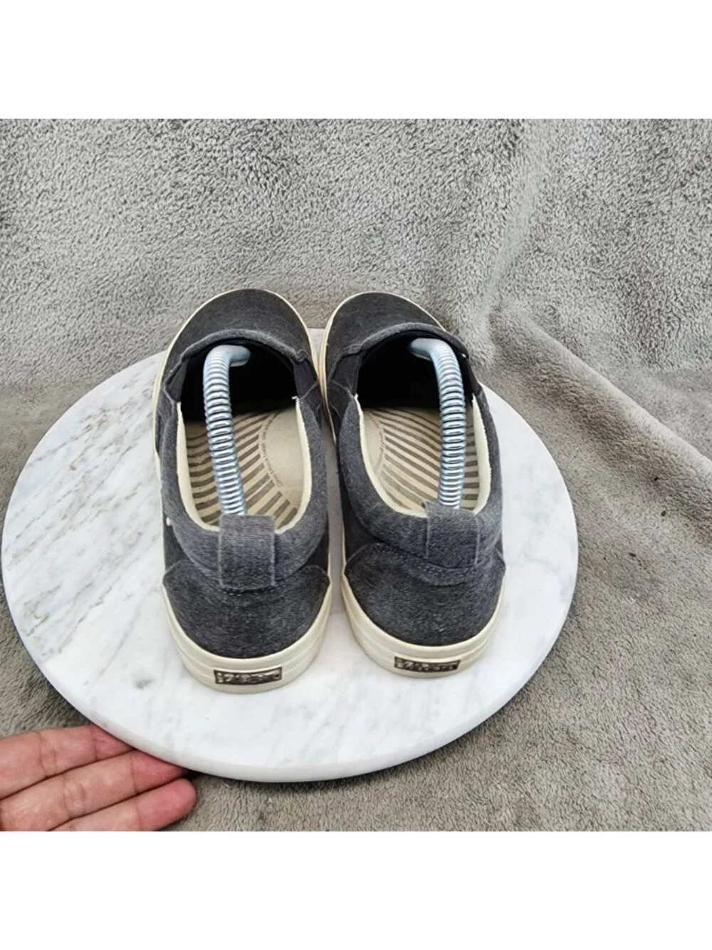 Taos Footwear Shoes Womens Size 8.5 Gray Canvas Slip On Sneakers *Read*